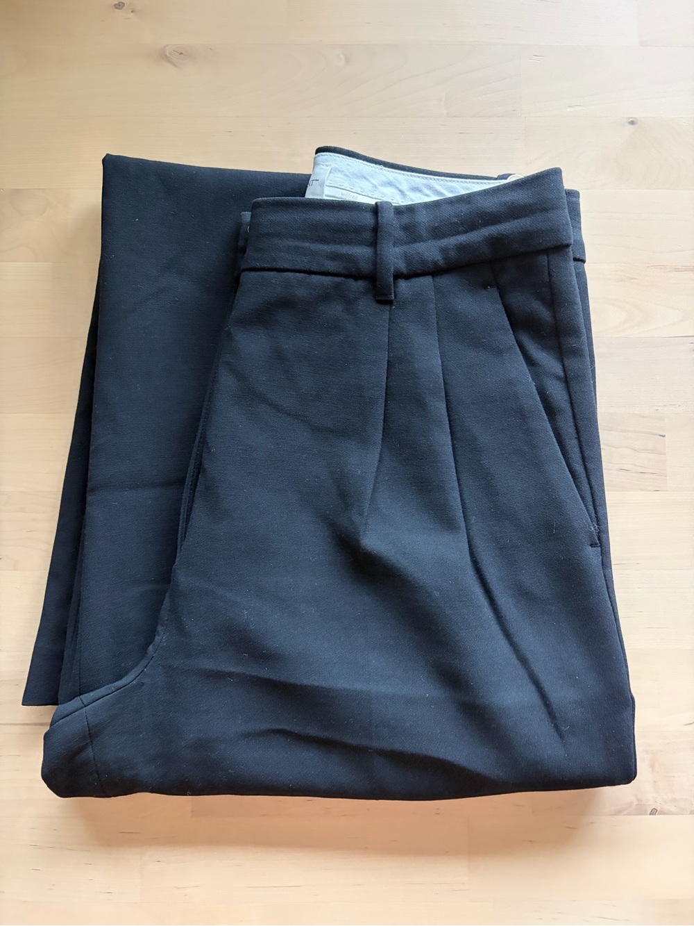 Aritzia Effortless Pants - Black - Size 8 - Regular Length
